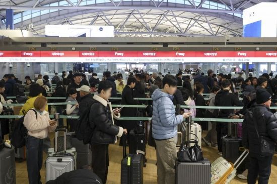 새해 징검다리 연휴를 앞둔 31일 인천국제공항 제1여객터미널을 찾은 여행객들로 붐비고 있다. 아시아경제DB