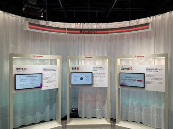 KT의 체험형 전시 공간 '온마루'에 전시된 KT의 인공지능(AI) 거대언어모델(LLM). 이명환 기자