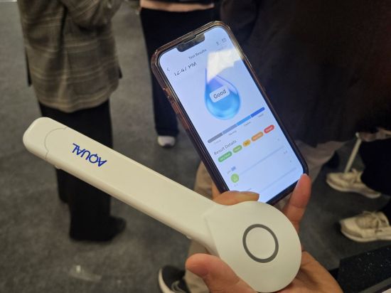 리바이오의 AI 기반 가정·시설용 수질·헬스 디바이스 'AQUAL Pro S'와 수질 측정 화면. 박준이 기자.