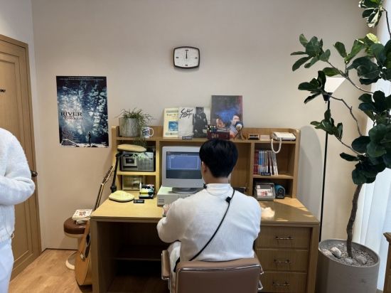 KT의 체험형 전시 공간 '온마루'에서 안내원이 PC 통신 접속을 시연하고 있다. 이명환 기자