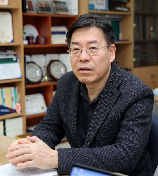 서지용 상명대 경영학부 교수가 아시아경제와 인터뷰를 하고 있다. 윤동주 기자