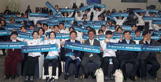 최휘영 문화체육관광부 장관(앞줄 오른쪽 네 번째)이 '2026 밀라노-코르티나담페초 동계올림픽 대한민국 선수단 결단식'에서 유승민 대한체육회장(앞줄 왼쪽 네 번째)와 함께 화이팅을 외치고 있다.   [사진 제공= 문화체육관광부]