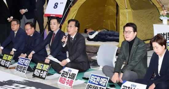 송언석 국민의힘 원내대표가 22일 장동혁 대표가 통일교·공천헌금 '쌍특검' 수용을 요구하며 여드레째 단식 농성을 벌이고 있는 국회 로텐더홀에서 열린 최고위원회의에서 발언하고 있다. 김현민 기자