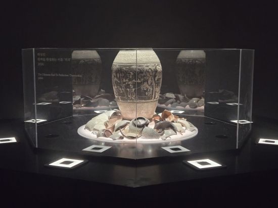 서울 종로구 인사동 아라아트센터 내 '쿠키런: 킹덤' 아트 컬래버 프로젝트 특별전에 전시된 박상진 장인의 분청사기 작품. 노경조 기자