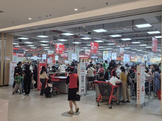 롯데몰 웨스트레이크 하노이 지하 1층의 롯데마트에서 현지 고객들이 계산을 위해 기다리고 있다. 김흥순 기자