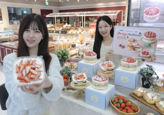 15일 이마트 용산점에서 모델들이 이마트 베이커리 딸기 디저트 신상품을 소개하고 있다. 신세계푸드 제공.