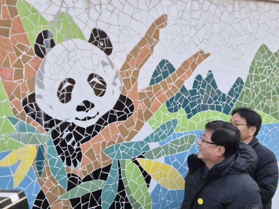 김성환 기후에너지환경부 장관과 강기정 광주시장이 우치동물원 내 판다 조형물 앞에서 관계자 설명을 듣고 있다. 송보현 기자