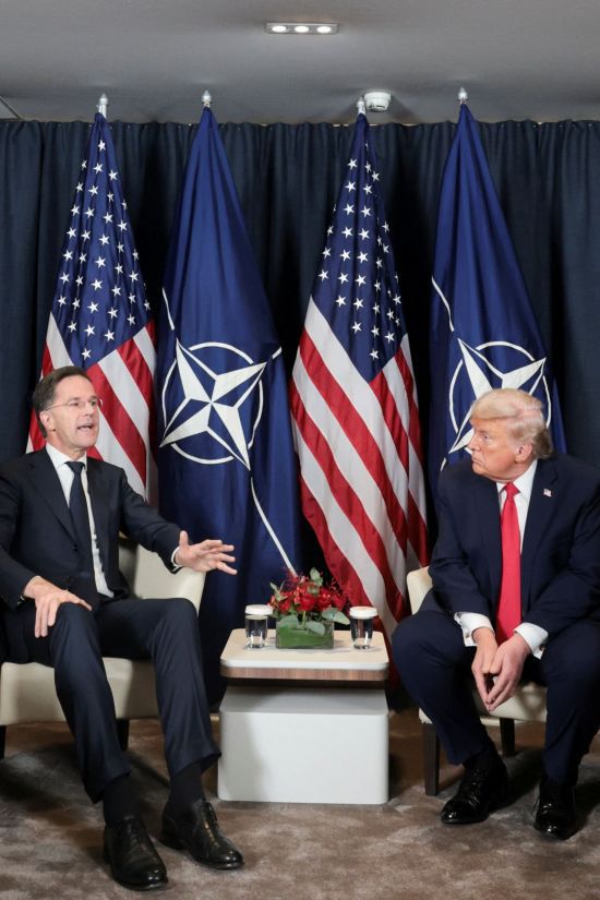 도널드 트럼프 미국 대통령이 21일(현지시간) 스위스 다보스에서 열린 세계경제포럼(WEF)에서마크 뤼터 나토 사무총장과 양자 회담을 갖고 있다. 로이터연합뉴스
