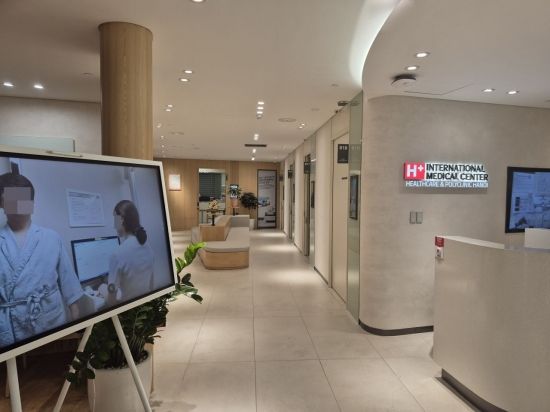 롯데몰 웨스트레이크 하노이 오피스동에 입점한 에이치플러스 양지병원의 첫 해외분원. 김흥순 기자