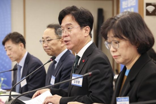 김영훈 고용노동부 장관이 지난달 서울 중구 프레스센터에서 열린 행사에 참석해 발언하는 모습.