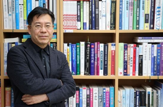 서지용 상명대 경영학부 교수가 아시아경제와 인터뷰를 마친 후 포즈를 취하고 있다. 윤동주 기자