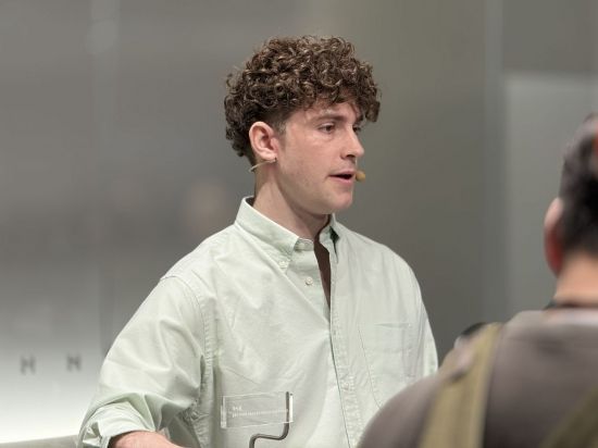 네이슨 로슨 맥클린 다이슨 홈 연구·설계·개발(RDD) 소프트웨어 팀 시니어 디자인 매니저가 22일 서울 여의도 더현대 서울에서 열린 체험형 가전 팝업 스토어 '더 넥스트 홈 랩(The Next Home Lab)'에서 로봇청소기 신제품 개발 과정과 주요 신기술에 대해 설명하고 있다. 장희준 기자