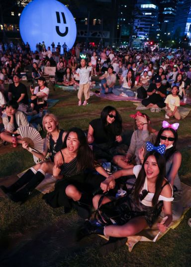 서울 중구 서울광장에서 열린 2025 서울헌터스 페스티벌에서 외국인 관광객들이 넷플릭스 애니메이션 '케이팝데몬헌터스' 수록곡 '골든'을 부르고 있다. 연합뉴스