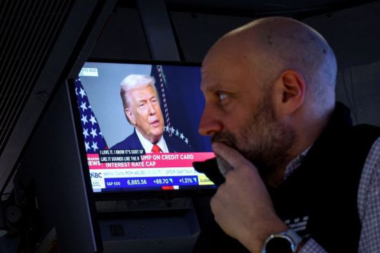 미국 뉴욕증권거래소(NYSE) 거래장에서 트레이더가 업무를 보고 있다. 로이터연합뉴스