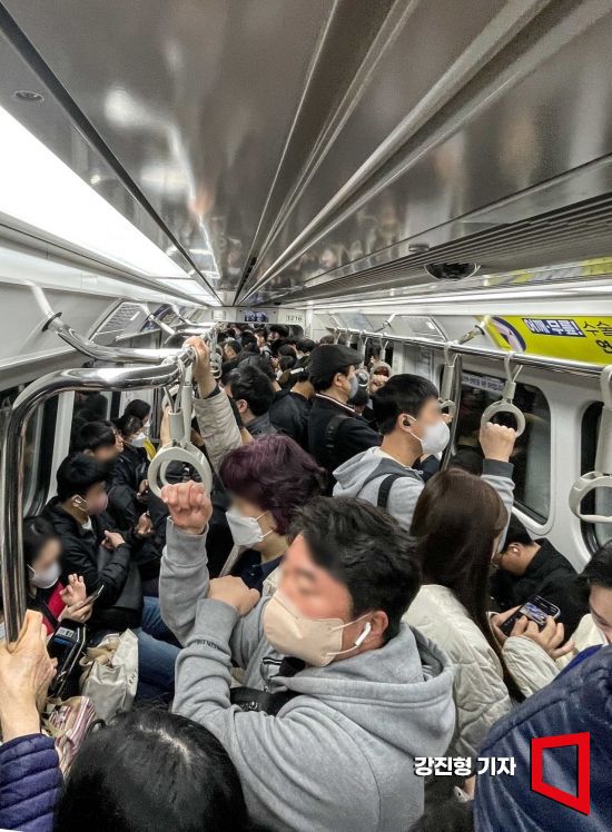 냄새 갈등은 특히 식당·카페처럼 미각과 후각이 예민한 공간, 환기가 어려운 겨울철 대중교통에서 두드러진다.강진형 기자