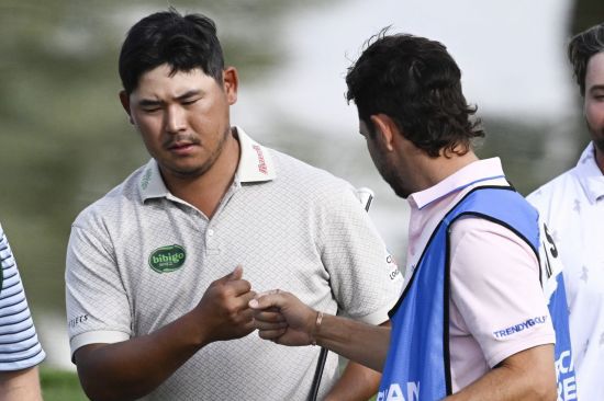 김시우가 아메리칸 익스프레스 1라운드를 9언더파 63타로 마친 뒤 캐디와 주먹을 부딪치고 있다. 라퀸타(미국)=로이터연합뉴스