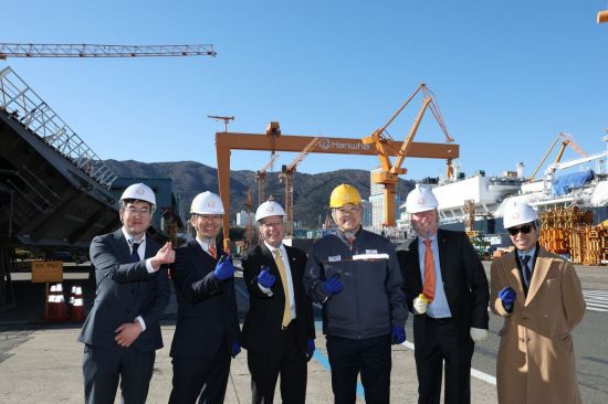 22일 빅터 피델리(Victor Fedeli) 캐나다 온타리오주 경제개발부 장관(왼쪽에서 세번째)이 김희철 한화오션 대표이사(네번째) 등과 함께 대형 골리앗 크레인을 배경으로 기념사진을 찍고 있다. 한화오션 제공