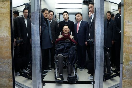 '통일교·공천헌금' 쌍특검법 수용을 촉구하며 여드레째 단식을 이어간 장동혁 국민의힘 대표가 22일 국회에서 단식을 중단하고 병원으로 이송되고 있다. 2026.1.22 김현민 기자