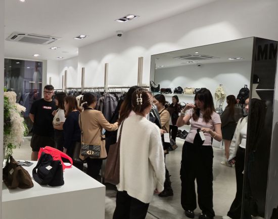 홍콩 '마뗑킴 코즈웨이점'에서 방문객들이 쇼핑을 하고 있다.[사진=구은모 기자]