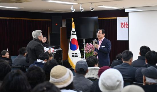 이현재 하남시장은 지난 22일 신장2동 행정복지센터에서 열린 '신장2동 주민과의 대화'에서 하 ㄴ시민으로부터 질의를 받고 있다. 하남시 제공