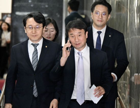 한병도 더불어민주당 원내대표가 22일 국회에서 열린 정책 의원총회에 참석하고 있다. 2026.1.22 김현민 기자