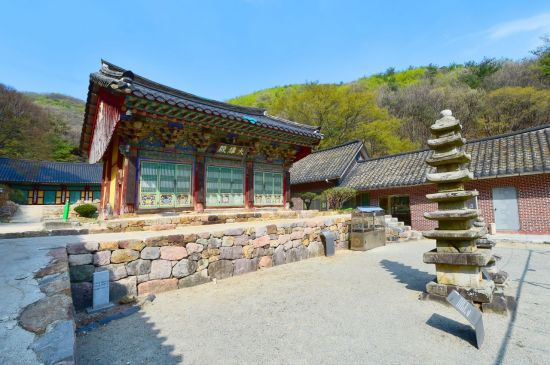 국가지정유산 보물로 승격된 안성 청원사 대웅전 전경. 안성시 제공