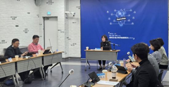 광명시가 23일 시청 중회의실에서 개최한 '자역순환경제 전략 수립' 연구용역 착수보고회에서 참석자들의 용역 추진 방안을 논의하고 있다. 광명시 제공