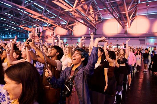 독일 프랑크푸르트에서 열린 한류 박람회에서 관람객들이 공연을 즐기고 있다. KOTRA 제공