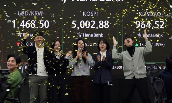 코스피가 장 중 '5000'을 돌파한 22일 서울 중구 하나은행 딜링룸에서 직원들이 기뻐하며 박수를 치고 있다.