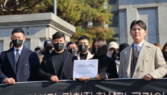 창원 모텔 흉기 살해 사건으로 아들을 잃은 부모가 국가를 상대로 한 5억원규모 손해배상소송 청구서를 들고 있다. 이세령 기자