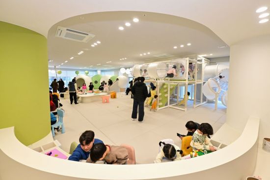 지난해 12월 25일 개관한 교육 돌봄 여가 복합거점 ‘두런두런’. 포천시 제공