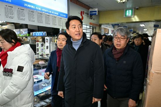 오세훈 서울시장이 지난 22일(목) 용산전자상가 재개발구역인 선인상가를 방문해 내부 환경을 점검하고 있다