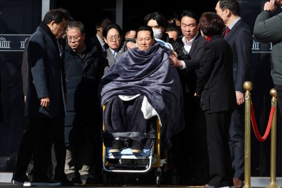 '통일교·공천헌금' 쌍특검법 수용을 촉구하며 여드레째 단식을 이어간 장동혁 국민의힘 대표가 22일 국회에서 단식을 중단하고 병원으로 이송되고 있다.김현민 기자