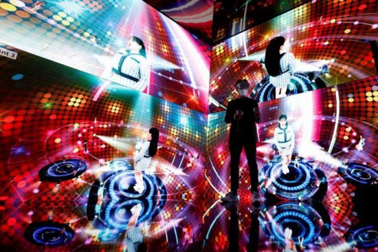 스페인 바르셀로나에서 개최된 '모바일월드콩그레스(MWC ) 2022' 관람객이 SK텔레콤 전시관에 설치된 '메타버스 서비스'를 체험하고 있다.