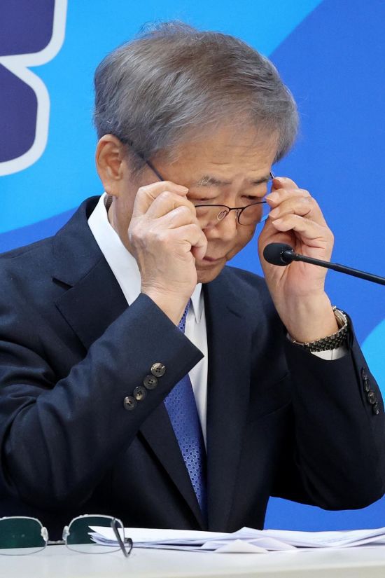 임혁백 민주당 공직선거후보자추천관리위원회 위원장이 6일 서울 여의도 중앙당사에서 1차 경선지역 후보자를 발표하고 있다. 앞서 공관위는 지난달 31일부터 전날(5일)까지 엿새간 면접을 진행했다. 사진=김현민 기자 kimhyun81@