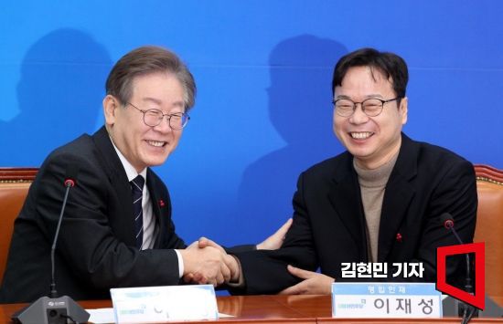 이재명 더불어민주당 대표가 14일 국회에서 당 '2호 총선 영입인재'인 엔씨소프트 출신 기업인 이재성씨와 악수하고 있다. 사진=김현민 기자 kimhyun81@