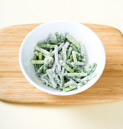 2. 마늘종에 부침가루를 넣어 골고루 옷을 입힌다. (tip 마늘종에 물기가 있어야 부침가루가 골고루 잘 묻으니 씻어서 바로 조리해야 한다.)