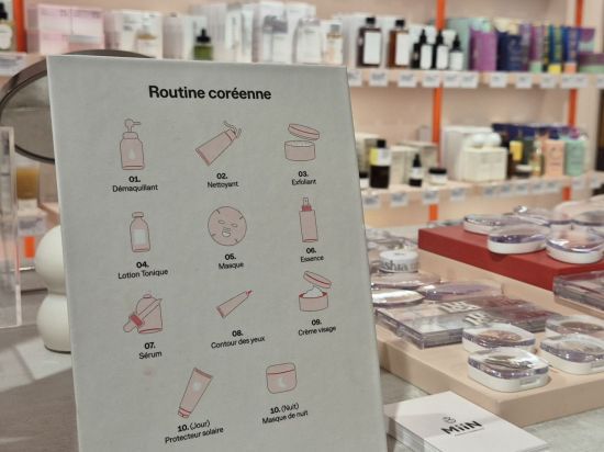 몽마르트르 언덕에 위치한 한국 화장품 전용 매장 '미인(MiiN)' 내부 모습. 매장 안에는 코리아 스킨케어 루틴을 10개로 정리해 매대 위에 세워놓았다.