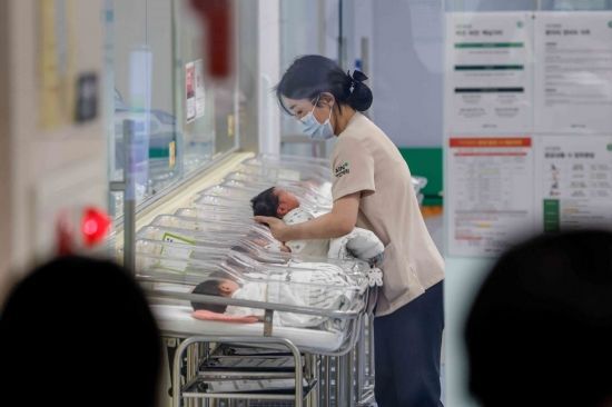 인천 미추홀구 아인병원 신생아실에서 의료진이 신생아를 보살피고 있다. 강진형 기자
