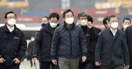 문재인 대통령이 25일 가덕도 공항 예정지 선상 시찰을 마치고 부산신항 다목적 부두에 위치한 해양대학교 실습선으로 이동하고 있다. 연합뉴스