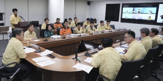 강기정 광주시장이 17일 오후 11시 시청 17층 재난안전대책본부 회의실에서 '호우 대비 상황판단회의'를 주재하고 있다. 광주시 제공