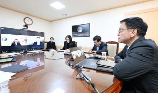 최상목 경제부총리 겸 기획재정부 장관이 지난해 12월 서울 종로구 정부서울청사에서 로베르토 싸이폰-아레발로 국제신용평가사 S&P 국가신용등급 글로벌 총괄과 영상회의를 하는 모습. 연합뉴스