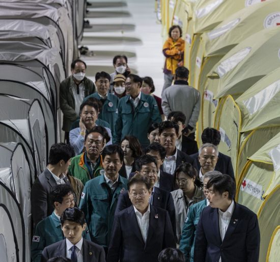 더불어민주당 이재명 대선후보가 17일 광주광역시 광산구 광주여대 체육관에 마련된 금호타이어 공장 화재 이재민 대피소를 찾아 주민들을 위로한 뒤 시설을 둘러보고 있다. 연합뉴스