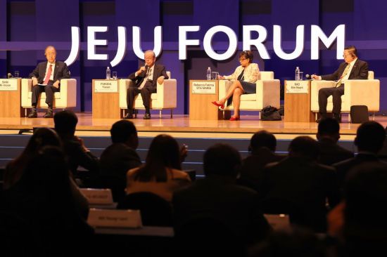 30일 제주 서귀포시 제주국제컨벤션센터에서 열린 제주포럼의 '세계지도자 세션'에서 패널들이 토론하고 있다. [이미지출처=연합뉴스]
