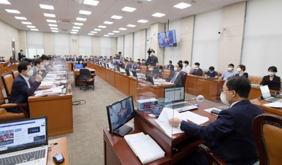 이채익 국회 행정안전위원장이 29일 국회에서 열린 행정안전위원회 전체회의를 주재하고 있다. [이미지출처=연합뉴스]