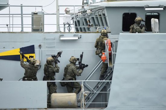 15일(현지시간) 덴마크군이 그린란드에서 가진 북대서양조약기구(NATO·나토) 회원국들과의 합동 군사훈련인 '북극광 훈련(Arctic Light)'에서 함정 침투 훈련을 하는 모습. AP연합뉴스