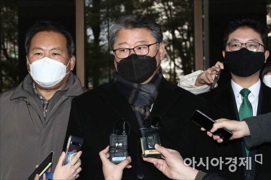 조원진 우리공화당 대표가 14일 오전 서울 서초구 대법원에서 열린 박근혜 전 대통령 국정농단 사태 등 재상고심 선고 후 심판정 밖으로 나와 입장을 밝히고 있다./강진형 기자aymsdream@