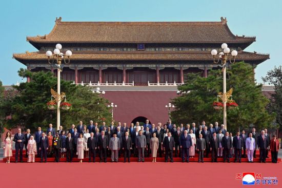 3일 베이징에서 진행된 중국 전승절 80주년 기념행사에 참석한 각국 대표들이 단체 사진을 찍고 있다. 조선중앙통신, 연합뉴스