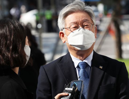 이재명 경기도지사가 지난 21일 오후 경기도 수원시 영통구 수원고등법원에서 열린 파기환송심 첫 재판에 출석하며 취재진 질문에 답하고 있다/사진=연합뉴스