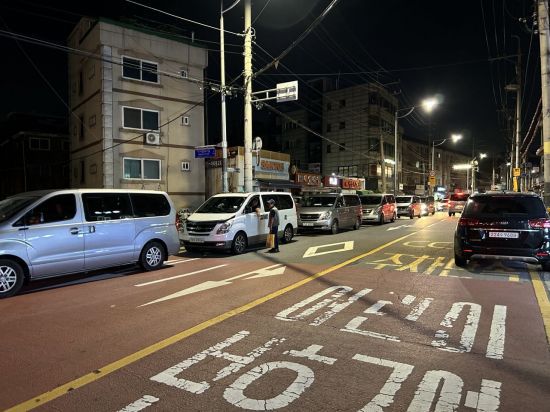 오전 5시40분께 남구로역 인력시장. 건설 현장으로 인부를 태우기 위한 승합차가 차도를 따라 일렬로 세워져 있었다. [사진=곽민재 기자]